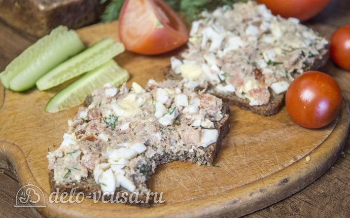 Бутерброды с тунцом, помидорами и яйцом готовы