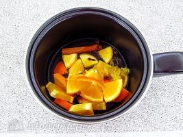 Глинтвейн с имбирем и апельсином: Сложить ингредиенты в кастрюлю