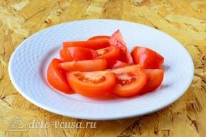 Греческий салат в банке: Порезать помидоры