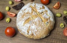 Хлеб с оливками и вялеными томатами