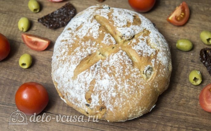 Пшеничный хлеб с оливками и вялеными томатами