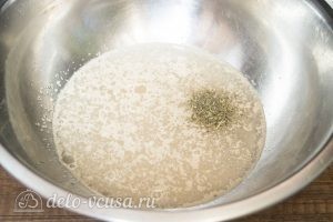 Хлеб с оливками и вялеными томатами: Развести дрожжи водой