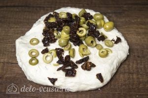 Хлеб с оливками и вялеными томатами: Добавить оливки