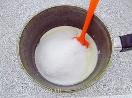 Домашние ириски на сметане: Соединить сахар и сметану