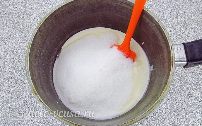 Домашние ириски на сметане: Соединить сахар и сметану Домашние ириски на сметане: Соединить сахар и сметану