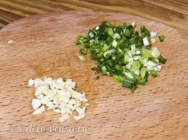 Кесадилья с курицей и сыром: Измельчить чеснок и зелень