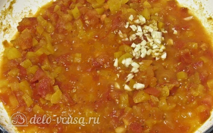 Кесадилья с курицей и сыром: Добавить чеснок к овощам