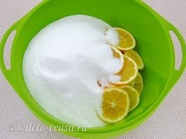 Лимон с сахаром в банке: Засыпать сахаром