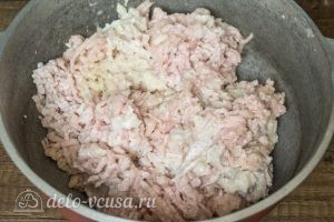 Мясной рулет с моцареллой, вялеными томатами и грибами: Подготовить свинину