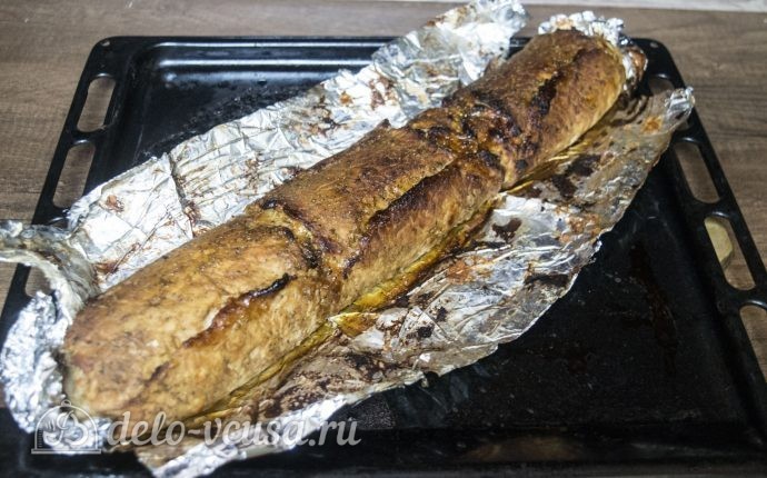 Мясной рулет с моцареллой, вялеными томатами и грибами: рулет смазать соусом и запечь