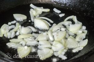 Мясной рулет с моцареллой, вялеными томатами и грибами: Обжарить лук