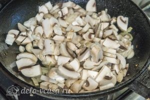 Мясной рулет с моцареллой, вялеными томатами и грибами: Обжарить грибы