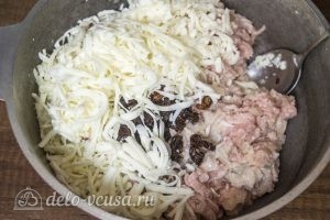 Мясной рулет с моцареллой, вялеными томатами и грибами: Соединяем ингредиенты для начинки