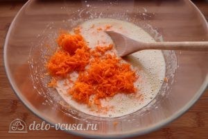 Морковный пирог с орехами: Добавить морковь