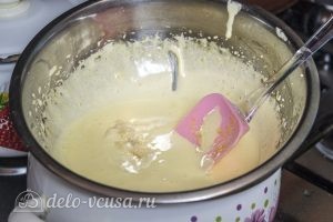 Муссовый торт Карамельная груша: Желтки с сахаром поместить на водяную баню