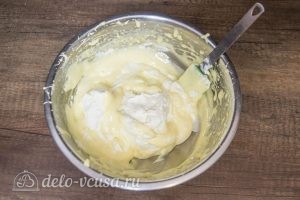 Муссовый торт Карамельная груша: Сыр и яйца соединить