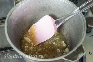 Муссовый торт Карамельная груша: Добавить сахар в кастрюлю