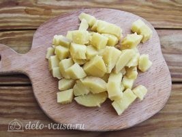 Немецкий картофельный салат с соленым огурцом: Картошку порезать