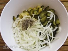 Немецкий картофельный салат с соленым огурцом: Заправить салат