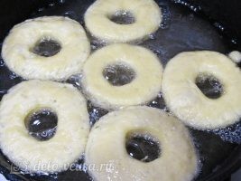 Сахарные пончики на кефире без дрожжей: фото к шагу 9.