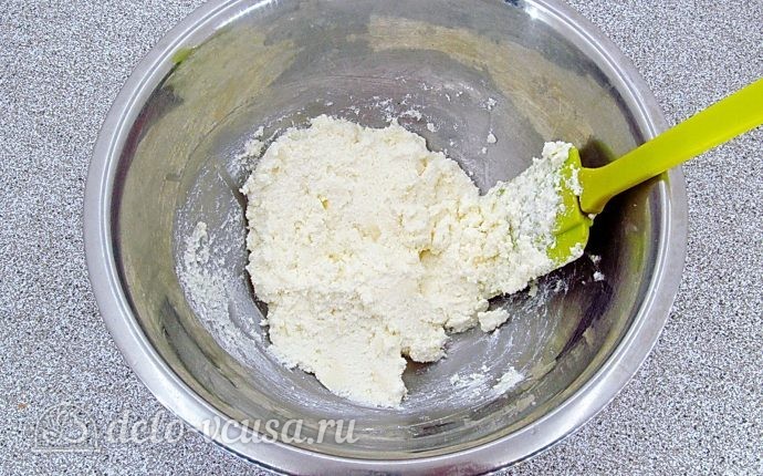 Творожные рогалики с мармеладом: Все хорошо перемешать