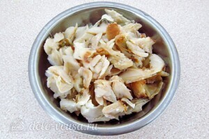 Рыбный салат с рисом и солеными огурцами: фото к шагу 2.