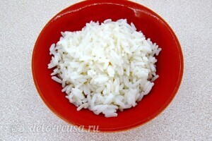Рыбный салат с рисом и солеными огурцами: фото к шагу 3.