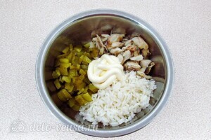 Рыбный салат с рисом и солеными огурцами: фото к шагу 6.