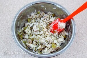 Рыбный салат с рисом и солеными огурцами: фото к шагу 7.