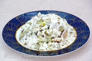 Рыбный салат с рисом и солеными огурцами: фото к шагу 8.