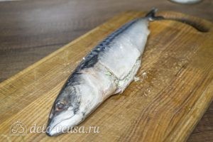 Запеченная скумбрия с адыгейским сыром: Подготовить рыбу