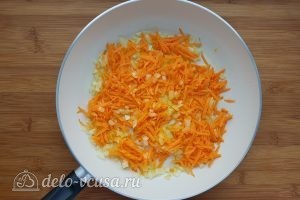 Суп с сырными клецками: Добавить морковь