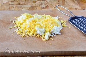 Закуска Мандарины: Натереть яйца на терке