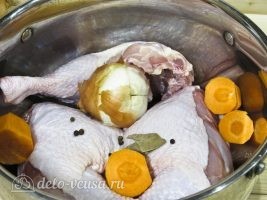 Бешбармак из курицы: Добавить овощи и специи