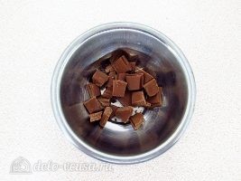 Творожный десерт Зебра: Поломать шоколад в миску