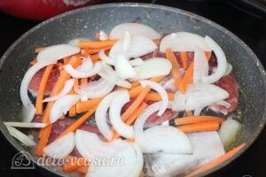 Горбуша с морковью и луком на сковороде: фото к шагу 6.