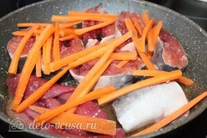 Горбуша с морковью и луком на сковороде: фото к шагу 4.