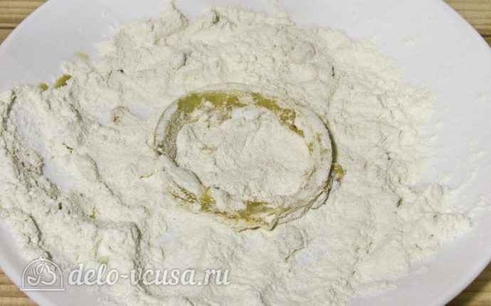 Луковые кольца в кляре на сковороде: Обвалять в муке