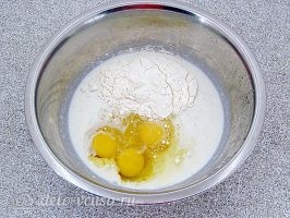 Оладьи из овсяных хлопьев на молоке: Добавить яйца и муку