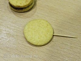 Песочное печенье на палочке: Прикрепить зубочистку