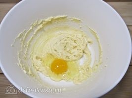 Песочное печенье на палочке: Добавить яйцо