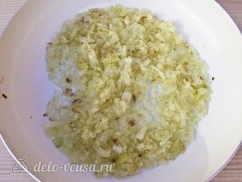 Салат из свеклы с грецкими орехами: Жарим лук на сковороде