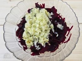 Салат из свеклы с грецкими орехами: Соединить лук и свеклу