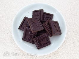 Шоколадное бланманже: Разломать шоколад на дольки