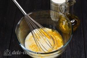 Блины на молоке и 3 начинки с сыром: Добавить часть молока
