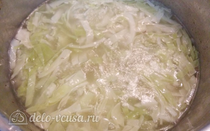 Борщ на говяжьем бульоне со свежей капустой: фото к шагу 2.