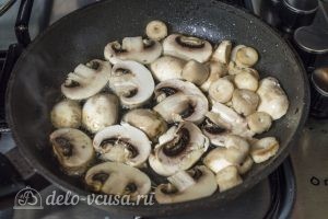 Бутерброды с шампиньонами и помидорами: Обжарить грибы