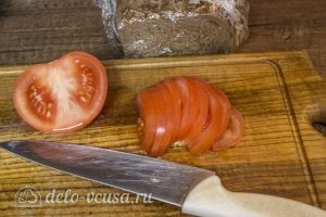 Бутерброды с шампиньонами и помидорами: Порезать помидор