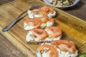Бутерброды с шампиньонами и помидорами: Помидоры порезать