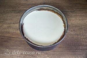 Чизкейк манго-маракуйя: Залить массу в форму